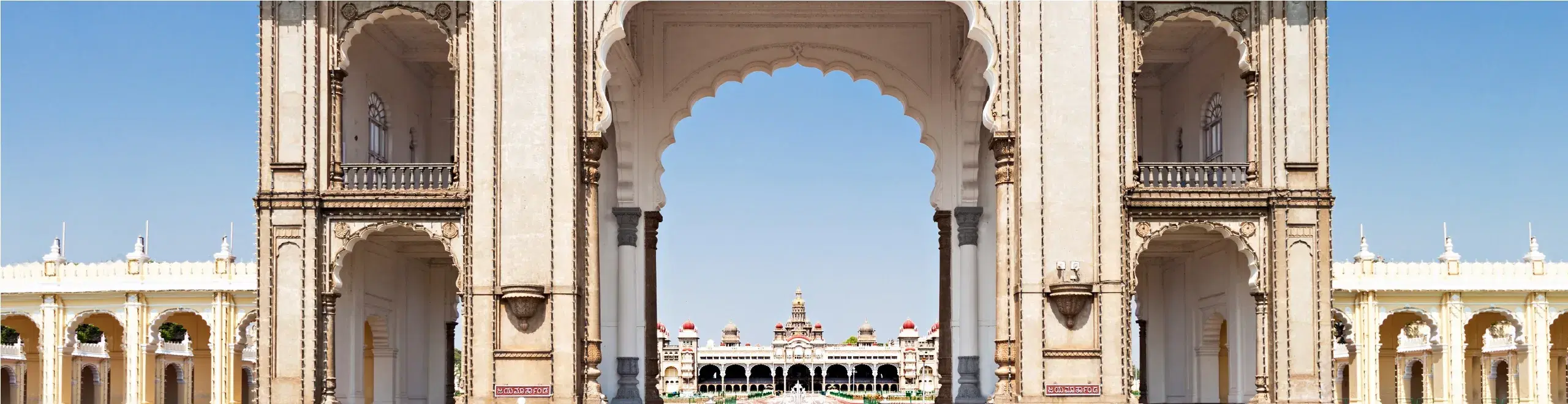 https://public.freshbus.com//Mysore_palace_48f56f5173.webp
